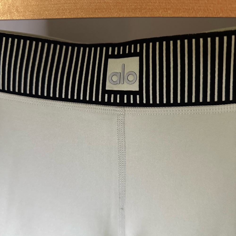 ALO Yoga Soft Green Leggings with Black Accents - Picture 2 of 4